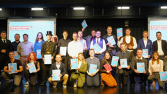 Gruppenfoto der Landessieger mit Urkunden