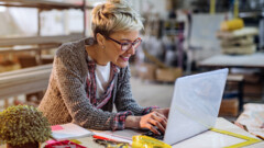 Laptop-Arbeit in Holzwerkstatt